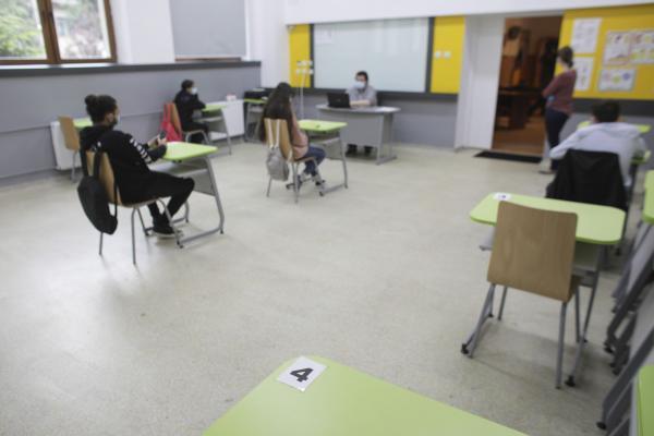 Evaluare Naţională 2021. Incidente majore în trei şcoli: un elev a fost eliminat din examen, s-au publicat subiectele mai repede, iar 10 elevi au primit alte subiecte. Procurorii s-au sesizat Evaluare Naţională 2021. Incidente majore în trei şcoli: un elev a fost eliminat din examen, s-au publicat subiectele mai repede, iar 10 elevi au primit alte subiecte. Procurorii s-au sesizat