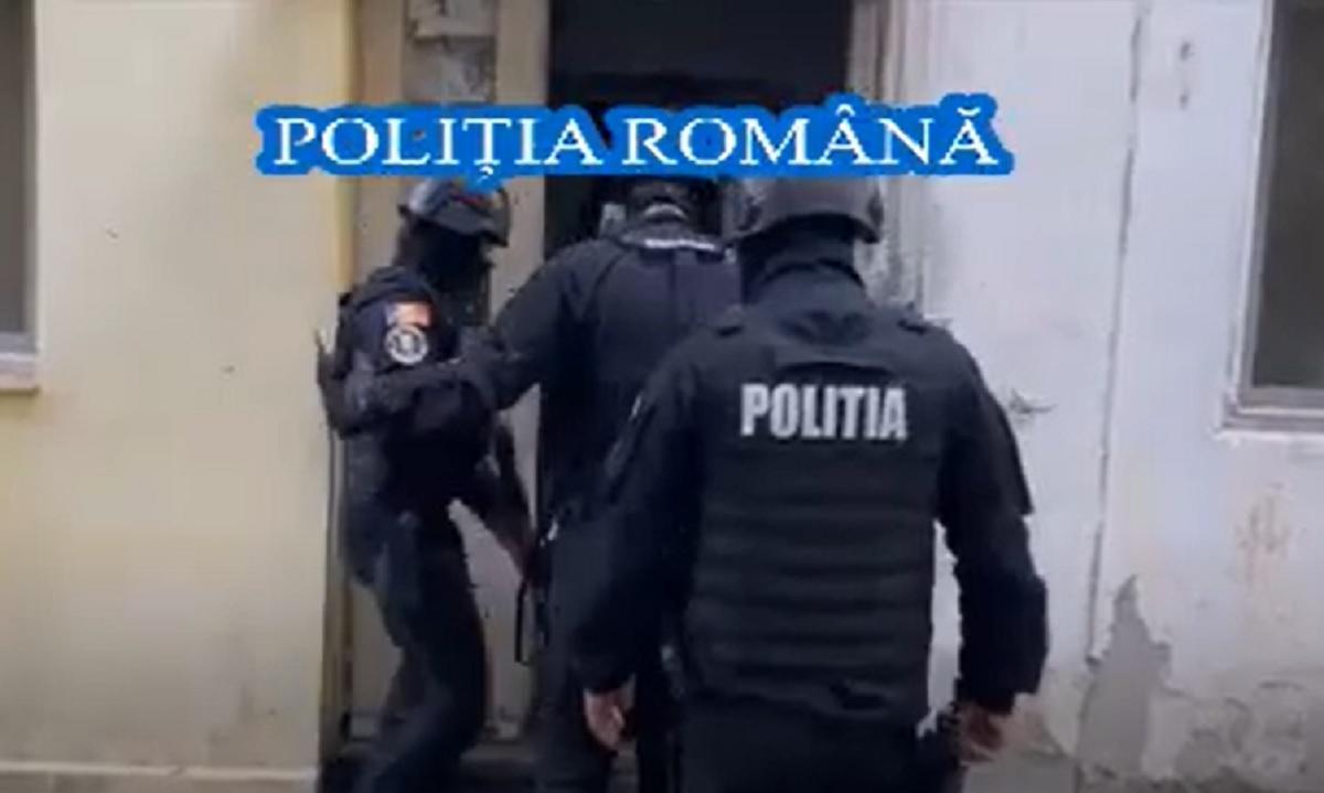 Percheziţii la zeci de suspecţi care s-ar fi dat artişti afectaţi de pandemia de coronavirus 87 de suspecţi urmează să fie duşi la audieri în acest dosar
