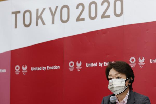Seiko Hashimoto, preşedintele Comitetului de organizare Tokyo 2020, pe fundal cu sloganul competiţiei, Uniţi de emoţie