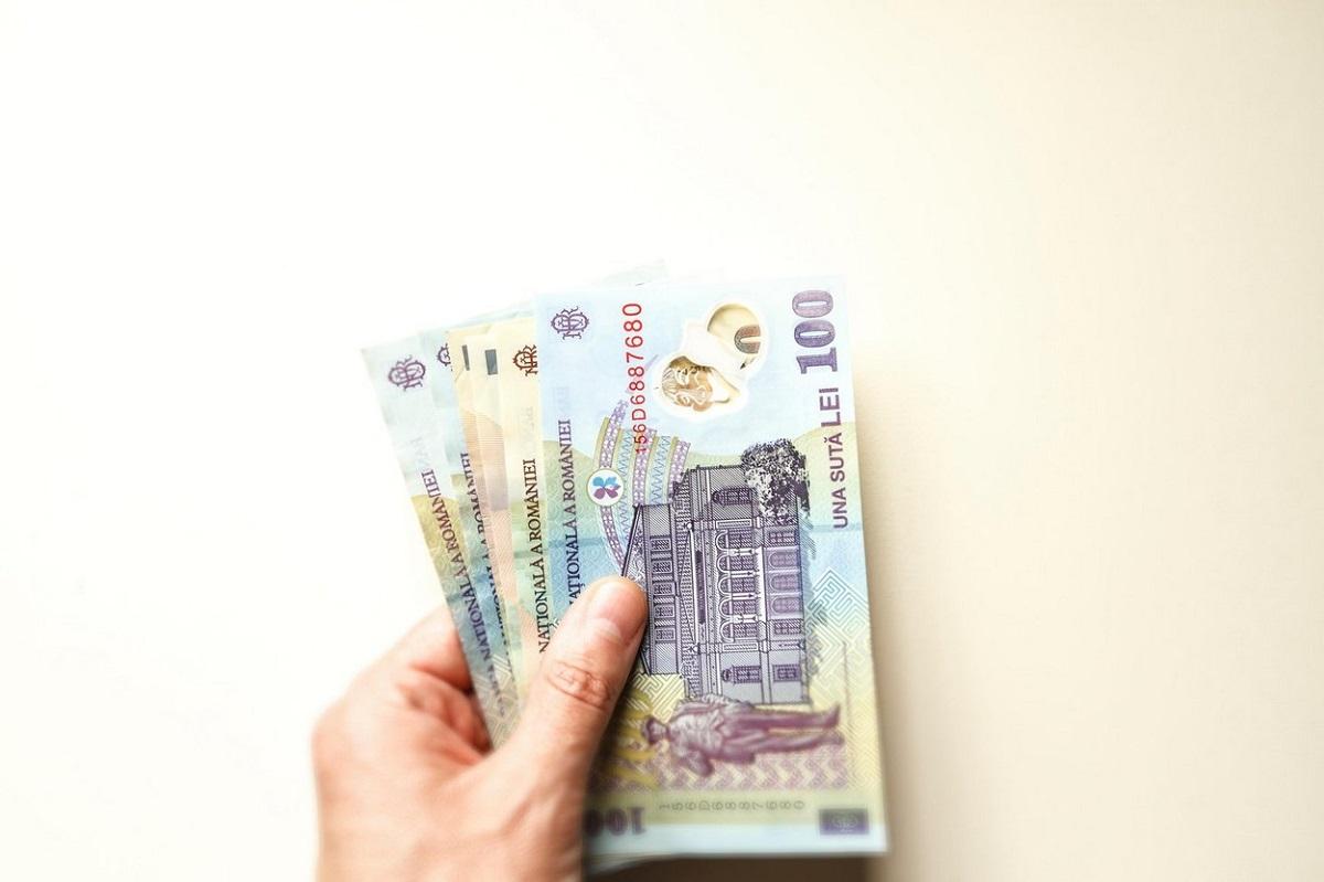 Comisari de la Protecţia Consumatorilor Argeş, trimişi în judecată pentru luare de mită Comisarii de la Protecţia Consumatorilor Argeş ar fi luat mită de la şase afacerişti