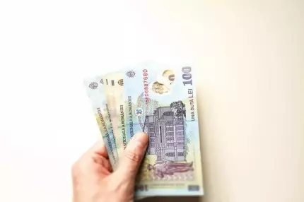 Comisari de la Protecţia Consumatorilor Argeş, trimişi în judecată pentru luare de mită Comisarii de la Protecţia Consumatorilor Argeş ar fi luat mită de la şase afacerişti