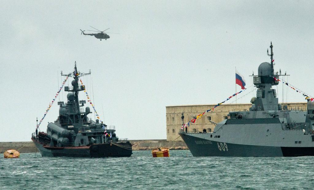 Incident în Marea Neagră. Rusia a tras focuri de avertisment și a folosit bombe pentru a descuraja un distrugător britanic Incident în Marea Neagră. Rusia a tras focuri de avertisment și a folosit bombe pentru a descuraja un distrugător britanic