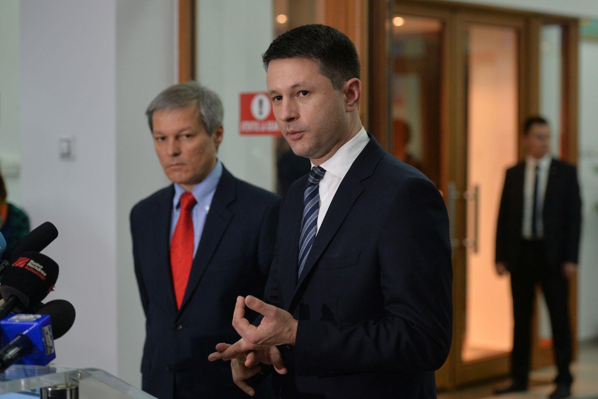 Victor Grigorescu, fost ministru în Guvernul Cioloș, urmărit penal pentru fals în declarații. Iohannis a avizat cererea procurorilor Victor Grigorescu, fost ministru în Guvernul Cioloș, urmărit penal pentru fals în declarații. Iohannis a avizat cererea procurorilor