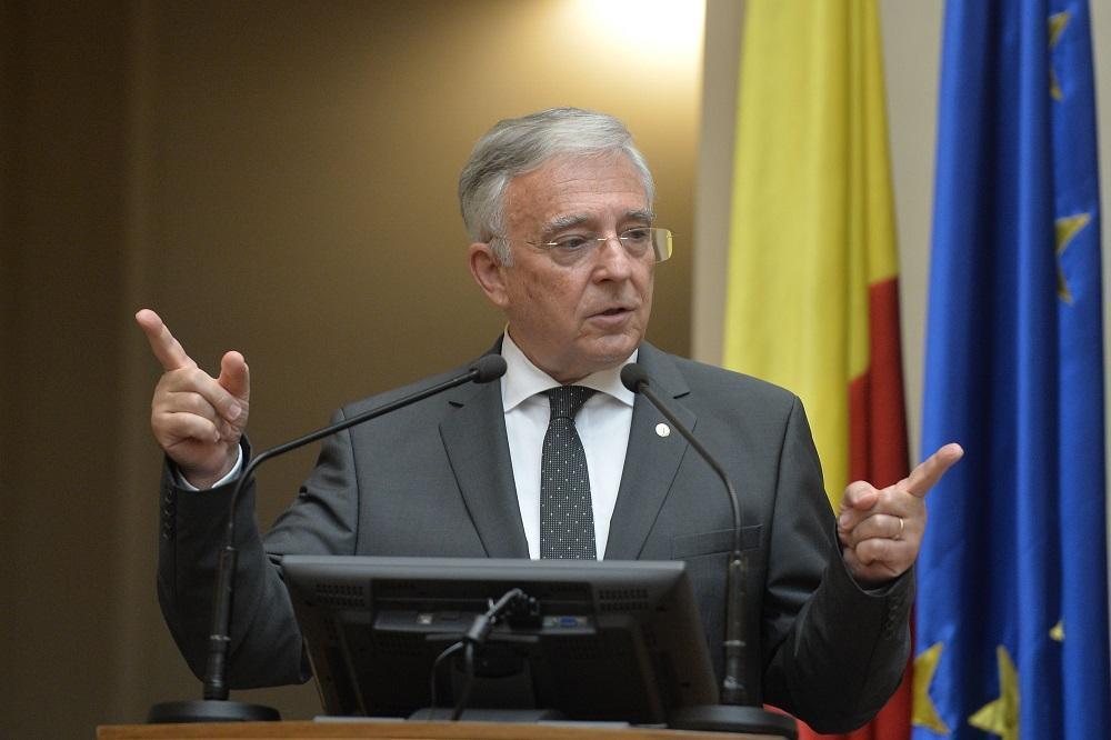 Isărescu scrie Parlamentului, îngrijorat că legea care interzice cumulul pensiei cu salariul ar însemna să piardă funcţia de guvernator al BNR Isărescu scrie Parlamentului, îngrijorat că legea care interzice cumulul pensiei cu salariul ar însemna să piardă funcţia de guvernator al BNR