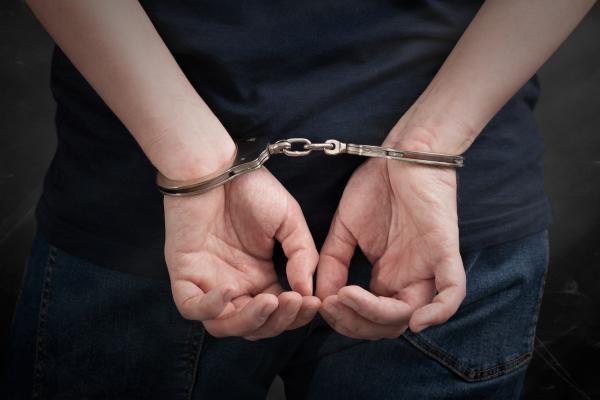 Un bărbat a fost arestat preventiv, după ce şi-a uitat pistolul în cabina de probă a unui magazin din București