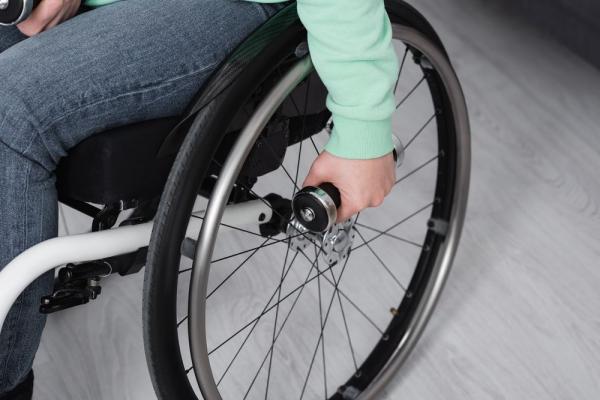 Un român a devenit milionar în euro, după un accident de muncă în Italia. Bărbatul a rămas imobilizat pe viaţă într-un scaun cu rotile