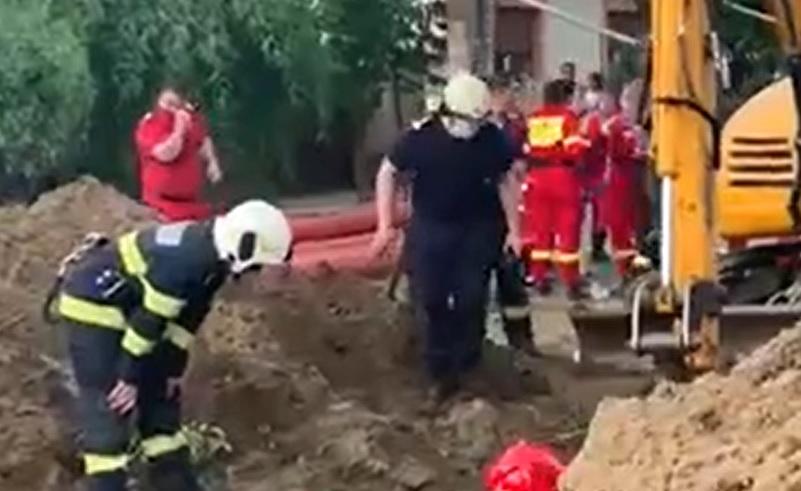 Doi muncitori din Timiş au fost îngropaţi de vii în timp ce săpau un șanț. Un al treilea bărbat a fugit de la fața locului