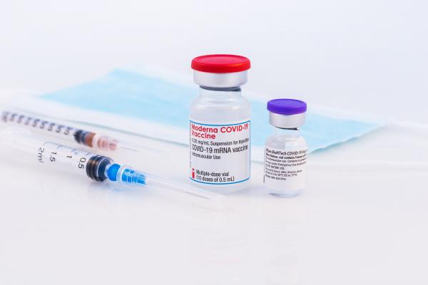 Doze de vaccin Pfizer şi Moderna