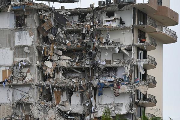 Cel puțin 100 de persoane sunt dispărute, după ce un bloc cu 12 etaje s-a prăbușit