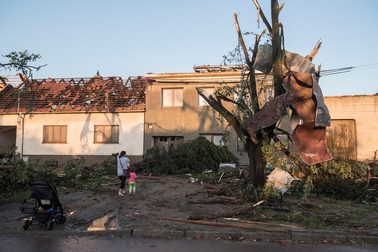 Imagini cu dezastrul lăsat în urmă de tornada rară care a lovit câteva localități din Cehia