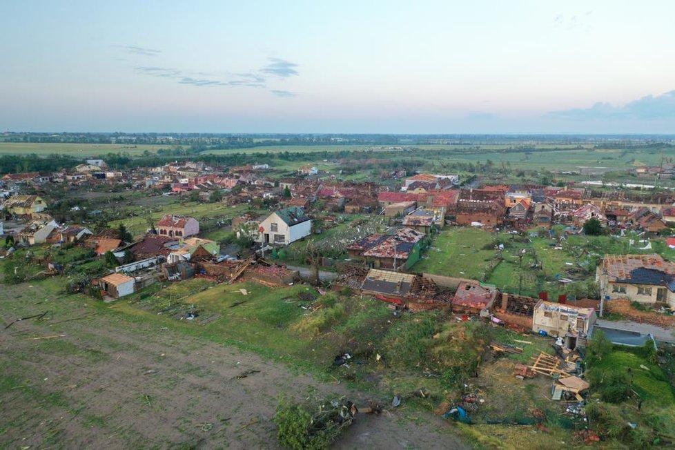 Imagini din dronă după tornada rară care a ras de pe fața pământului un sat din Cehia