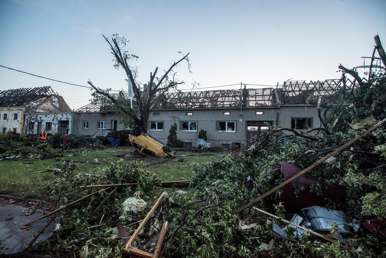 Imagini cu dezastrul lăsat în urmă de tornada rară care a lovit câteva localități din Cehia