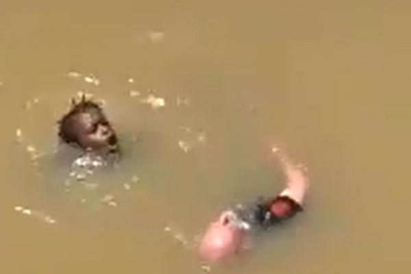 Gest impresionant: Un imigrant senegalez şi-a pus viaţa în pericol ca să salveze un bătrân căzut în apă, în timp ce martorii au scos telefoanele să filmeze, în Spania