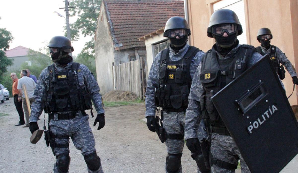 Trupele speciale au intervenit în Mioveni după ce un bărbat şi-a ameninţat familia. Agresorul a lovit scutul poliţiştilor cu toporul Trupele speciale au intervenit în Mioveni după ce un bărbat şi-a ameninţat familia. Agresorul a lovit scutul poliţiştilor cu toporul