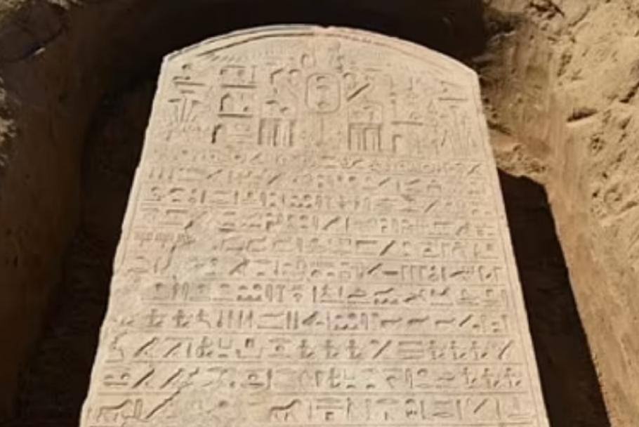 Un fermier egiptean a făcut o descoperire de proporții biblice: O piatră gravată cu hieroglife de pe vremea unui faraon din Vechiul Testament Un fermier egiptean a făcut o descoperire de proporții biblice: O piatră gravată cu hieroglife de pe vremea unui faraon din Vechiul Testament