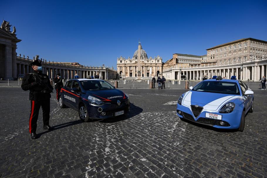 Alertă teroristă la Vatican. Un bărbat a ameninţat turiştii că-i va ucide pe toţi: poliţiştii au găsit în rucsacul său 8 cuţite Alertă teroristă la Vatican. Un bărbat a ameninţat turiştii că-i va ucide pe toţi: poliţiştii au găsit în rucsacul său 8 cuţite