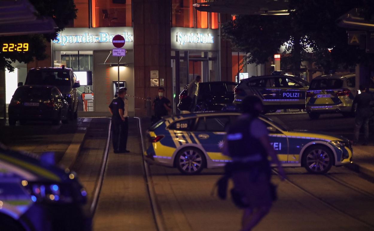 Poliţiştii germani încearcă să afle motivele atacului cu cuţitul în urmă căruia au murit 3 oameni. Atacatorul ar avea probleme psihice Poliţiştii germani încearcă să afle motivele atacului cu cuţitul în urmă căruia au murit 3 oameni. Atacatorul ar avea probleme psihice