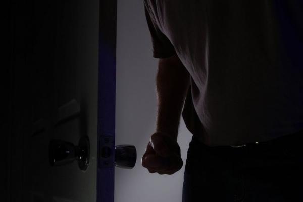 Tatăl, care şi-a violat fiica şi a încercat să se sinucidă în spatele gratiilor, a murit la spital