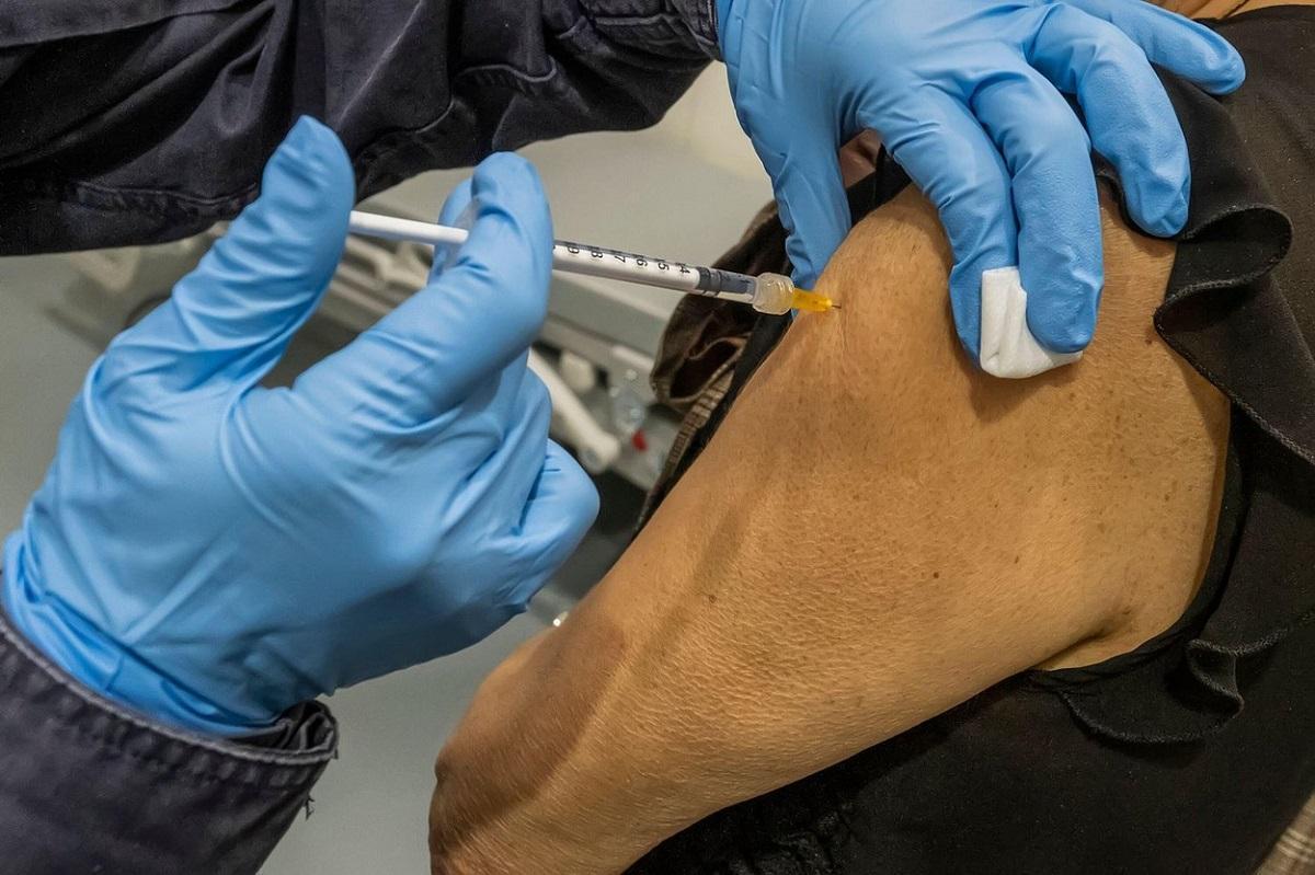 Persoanele care s-au vaccinat cu Johnson&Johnson ar putea fi nevoite să facă rapelul cu Pfizer sau Moderna Persoanele care s-au vaccinat cu Johnson&Johnson ar putea fi nevoite să facă rapelul cu Pfizer sau Moderna