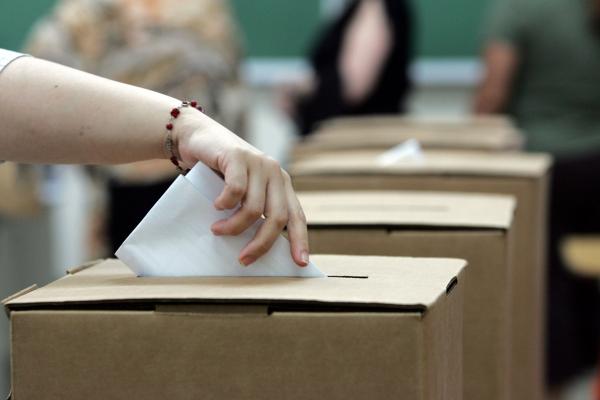 Alegeri locale parțiale în 36 de localităţi. Fii, taţi sau soţii ale unor foşti edili candidează pentru locurile lăsate libere de aceştia