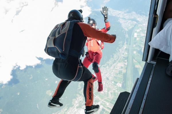 Un instructor de paraşutism şi un client au murit în Australia, după ce au căzut din avion înaintea unui salt cu paraşuta