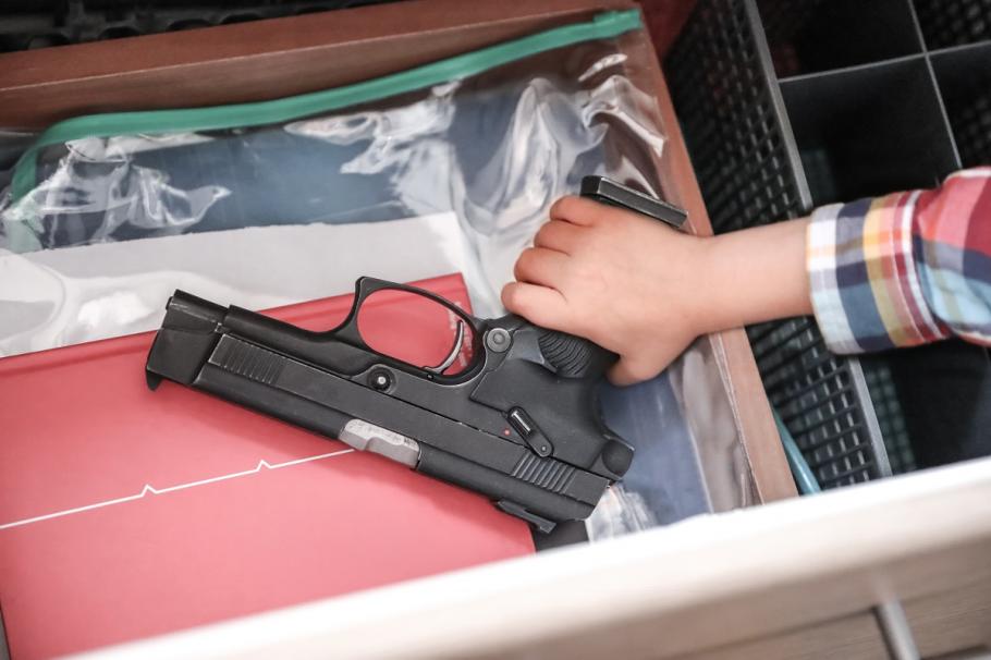 Armă Pistol găsit într-un sertar