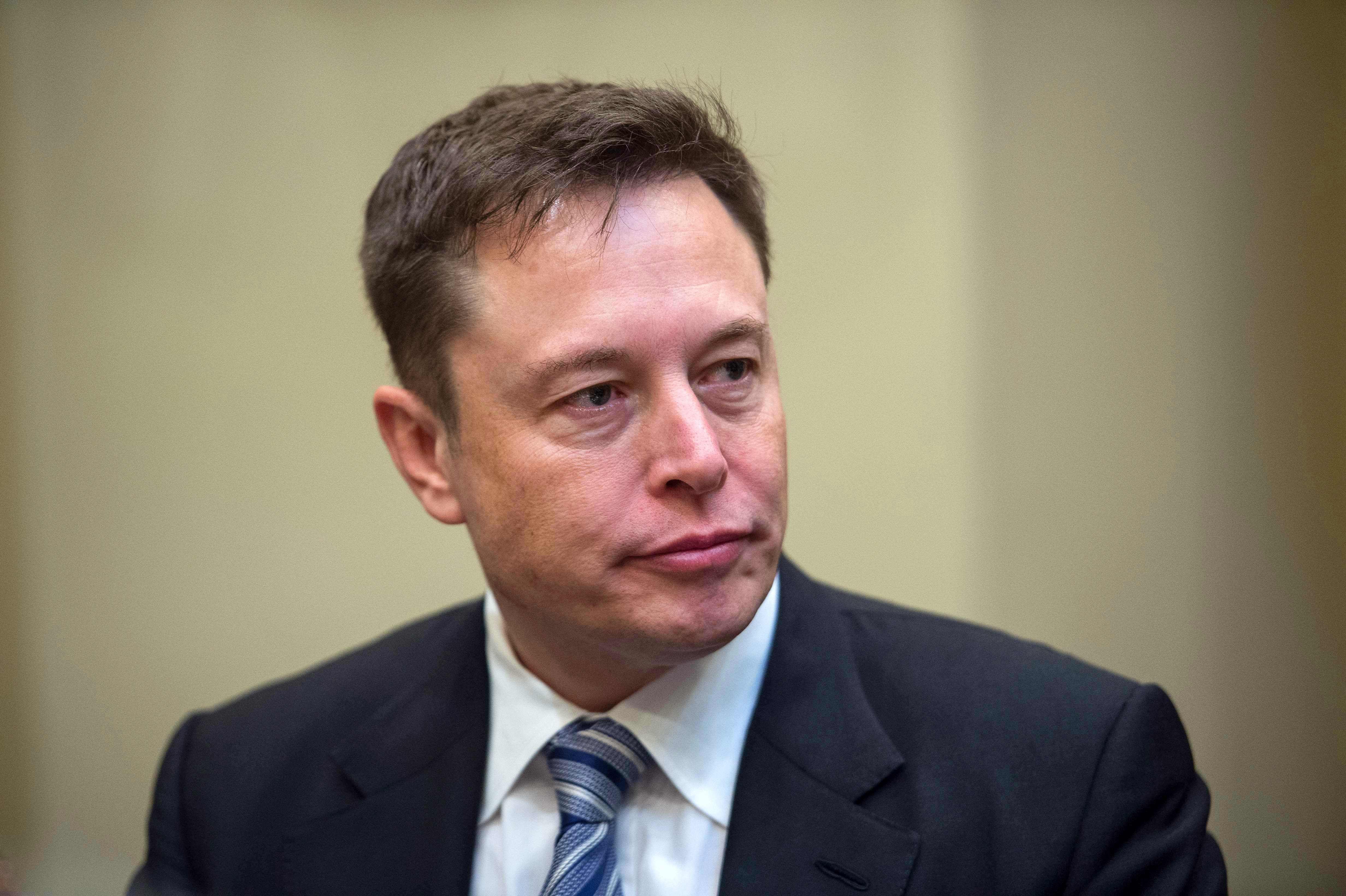 Elon Musk, al doilea cel mai bogat om din lume, și-a vândut proprietățile, iar acum locuiește cu chirie, într-o casă de 50.000$ Elon Musk, al doilea cel mai bogat om din lume, și-a vândut proprietățile, iar acum locuiește cu chirie, într-o casă de 50.000$