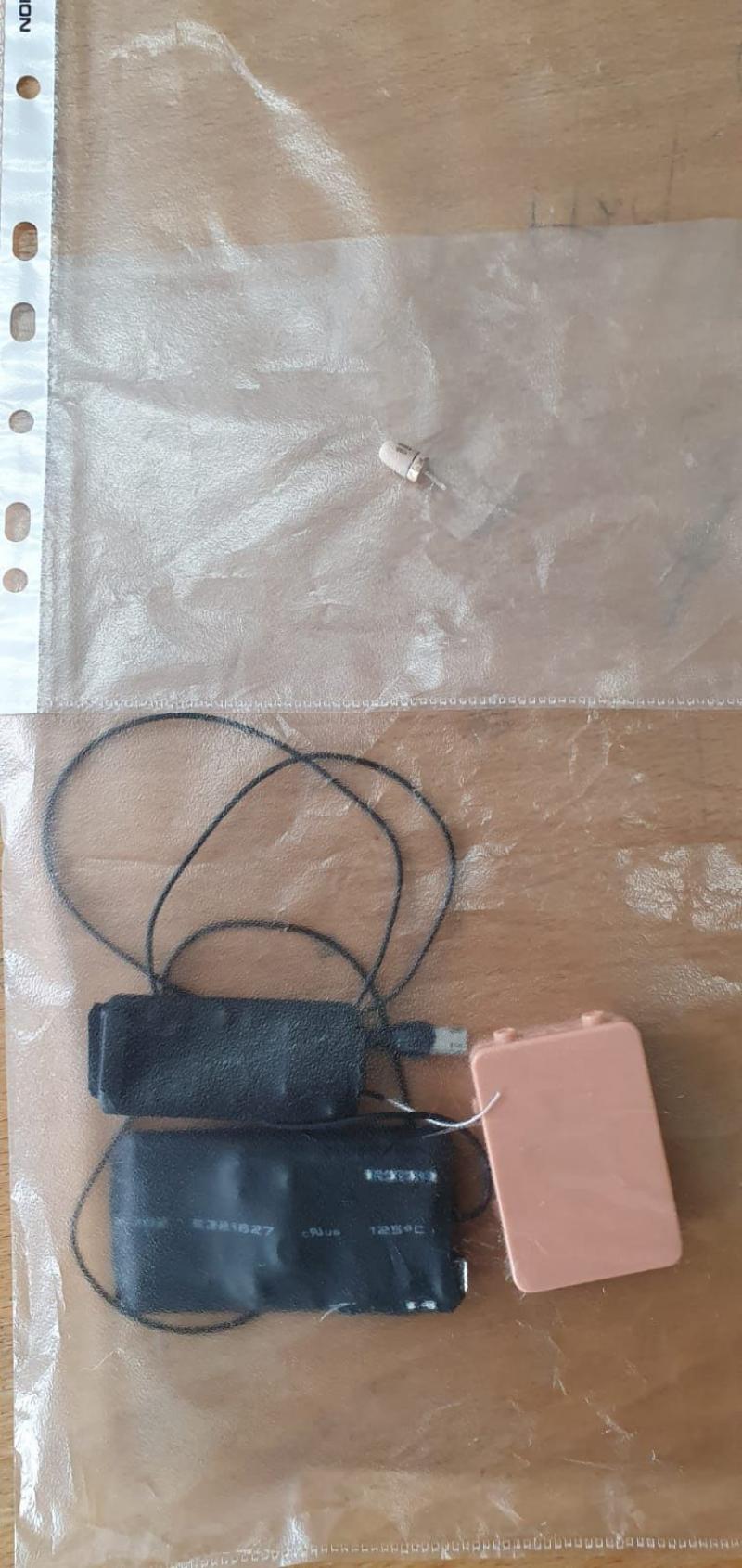 Dispozitivul audio-video cu care tânăra a încercat să fraudeze examenul. Dispozitivul audio-video cu care tânăra a încercat să fraudeze examenul.