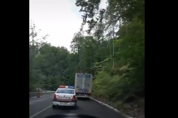 VIDEO Cum încălcă Poliţia două reguli de circulaţie în doar câteva secunde: "Aia e, tată! Hai!"