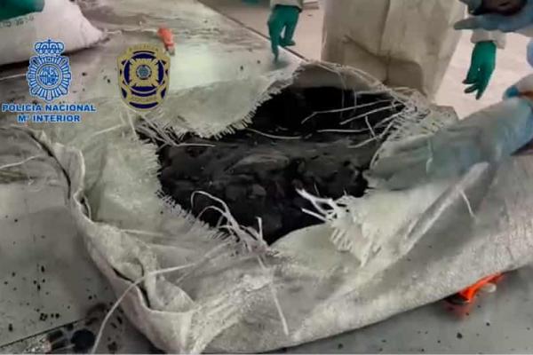 Captura de cocaina camuflata în cărbune