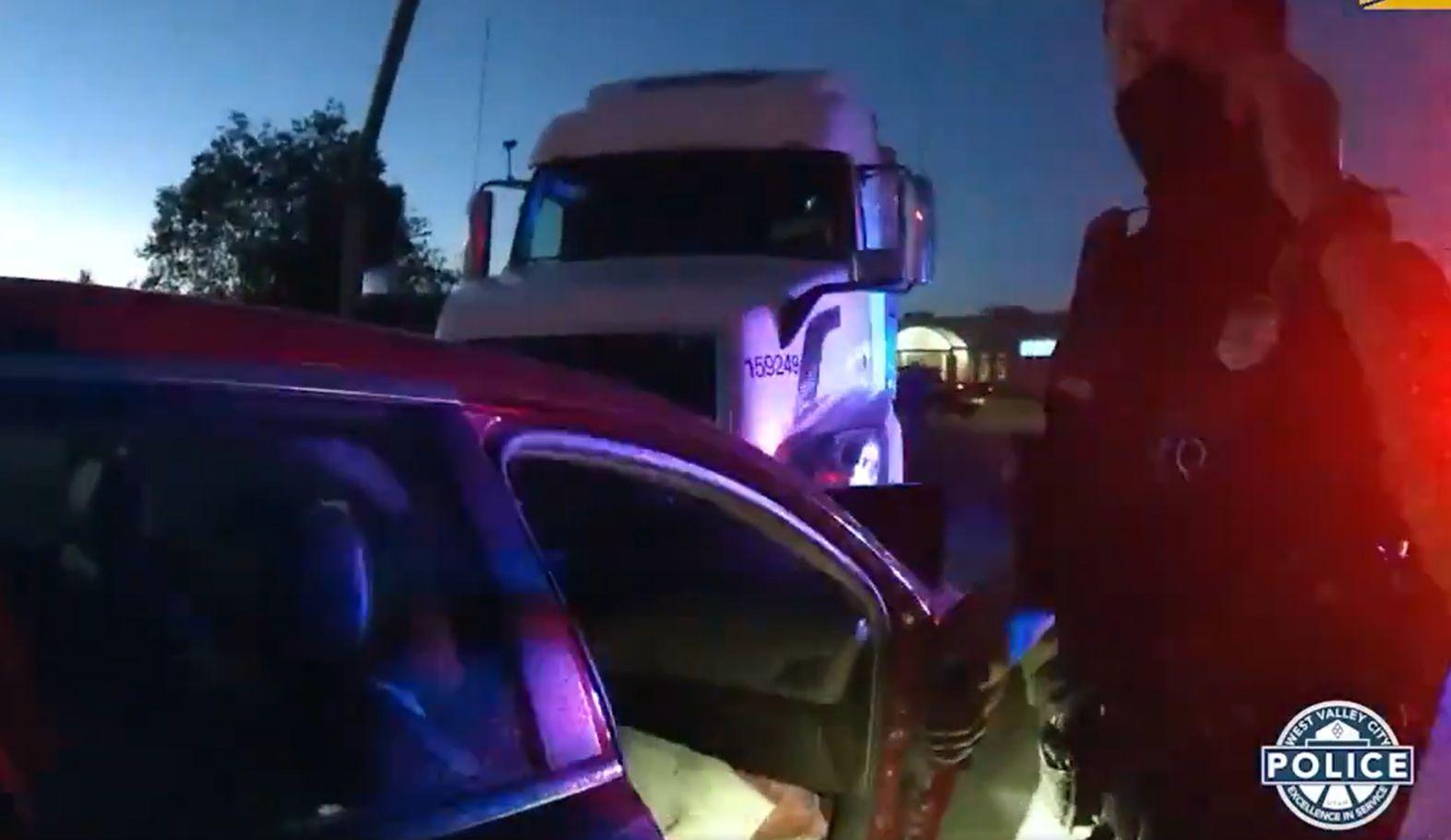Două surori de 9 și 4 ani din Utah au făcut accident cu mașina părinților. Nici polițiștilor nu le-a venit să creadă: ”Ea era la volan?” Accidentul provocat de fetița de 9 ani din Utah cu masina părintilor