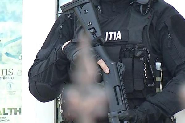 150 de percheziţii în judeţe din sudul şi vestul ţării. Acţiunea vizează destructurarea unor grupări infracţionale protejate de poliţişti