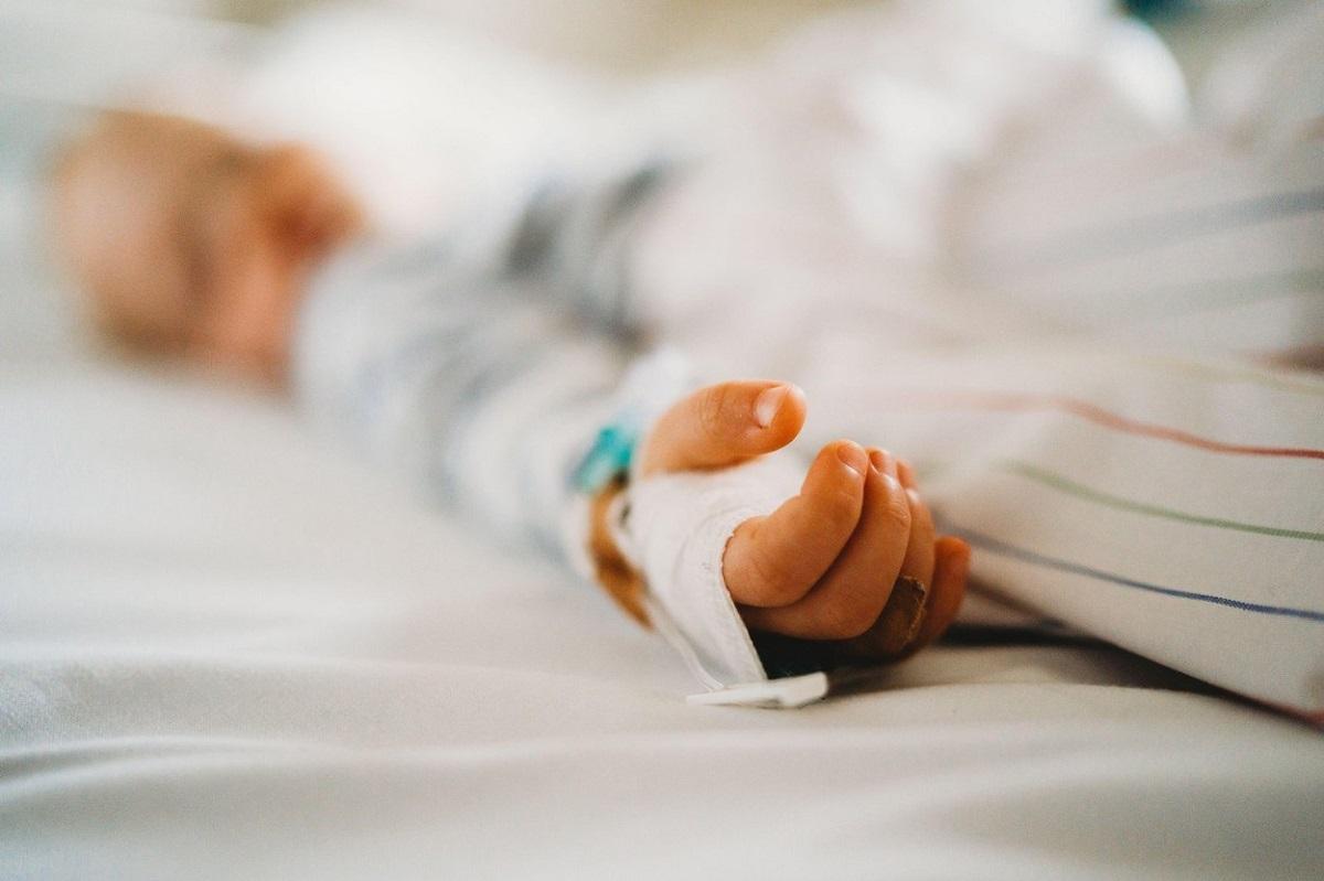 O fetiţă a murit de coronavirus la doar 5 luni. Imagine stock copil internat