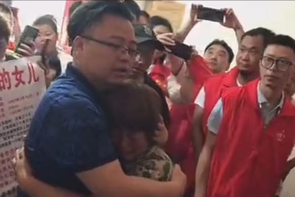 O mamă și-a îmbrățișat fiul pierdut după ce au fost răpiți și vânduți sclavi, în urmă cu 31 de ani, în China. ”Mulțumesc că m-ați ajutat să-mi găsesc copilul”