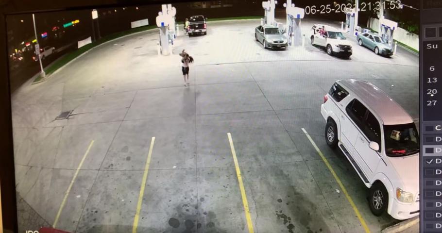 Tânără răpită în timp ce țipă după ajutor, într-o benzinărie din SUA. Nimeni nu intervine, deși fata se ascunde la un moment dat sub o mașină Tânără răpită în timp ce țipă după ajutor, într-o benzinărie din SUA. Nimeni nu intervine.