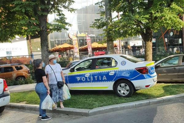 Mașină de poliție parcată pe iarbă, în București. Primarul Sectorului 3 cere explicații, Poliția Română răspunde: echipajul era la un flagrant