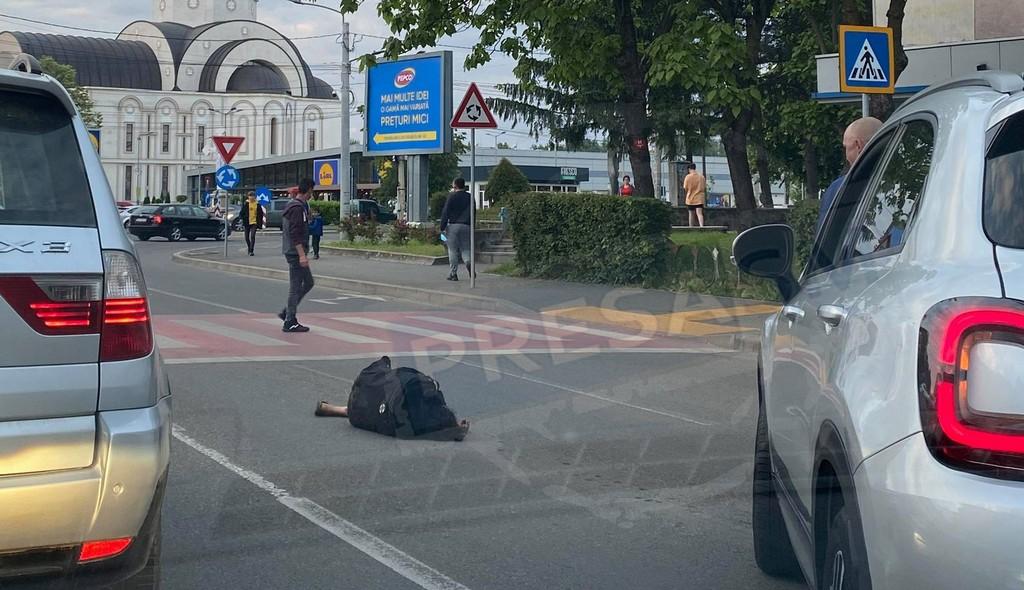 O femeie a căzut în mijlocul străzii, în Satu Mare, şi nimeni nu a oprit. "În altă ţară nu vezi aşa ceva" O femeie a căzut în mijlocul străzii, în Satu Mare, şi nimeni nu a oprit. "În altă ţară nu vezi aşa ceva"