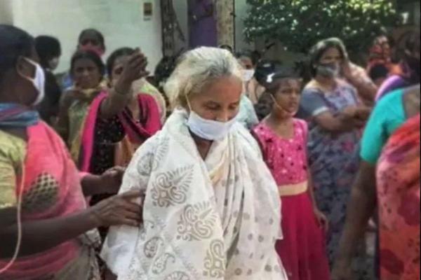 Momentul în care Muktyala Girijamma se intoarce acasă in India