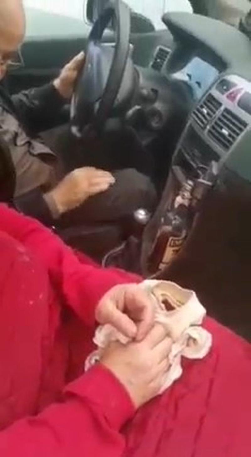 Şofer din Botoşani, blocat în trafic de alţi conducători auto, pentru că mergea haotic. În maşină au găsit o sticlă de coniac şi o femeie cu lenjeria în braţe Şofer din Botoşani, blocat în trafic de alţi conducători auto, pentru că mergea haotic. În maşină au găsit o sticlă de coniac şi o femeie cu lenjeria în braţe