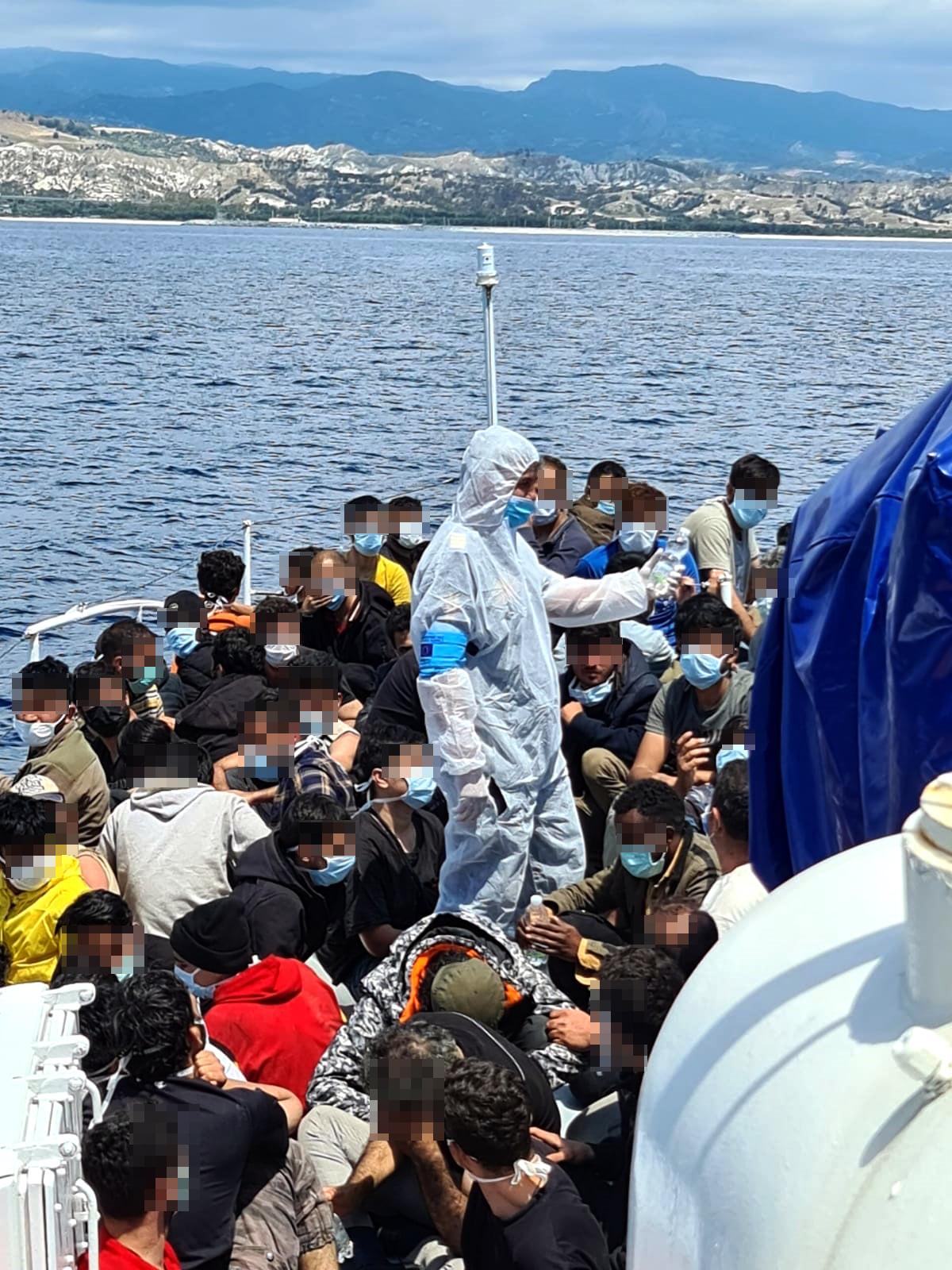 Pescador supraaglomerat cu imigranti, în Marea Mediterană