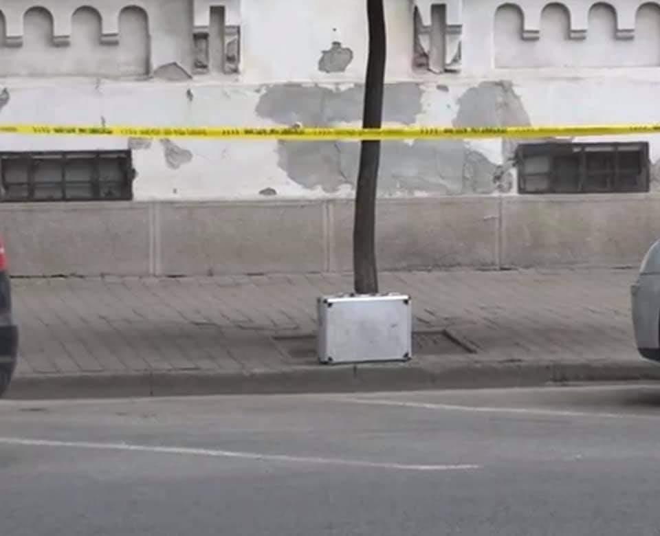 Alertă cu bombă în orașul Arad. O valiză suspectă, în fața Palatului Copiilor. Zona a fost blocată de polițiști și de pirotehniști.