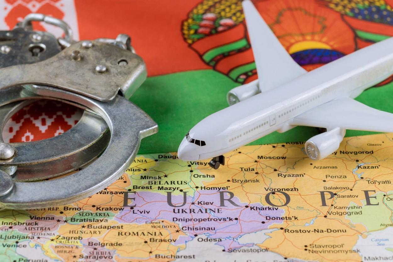 UE interzice avioanelor companiilor aeriene din Belarus să survoleze şi să aterizeze în Uniune, începând de la miezul nopţii de vineri spre sâmbătă UE interzice avioanelor companiilor aeriene din Belarus să survoleze şi să aterizeze în Uniune, începând de la miezul nopţii de vineri spre sâmbătă