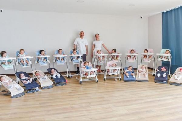Familia Kristinei Öztürk, cu cei 20 de bebeluși și soțul ei, Galip Öztürk