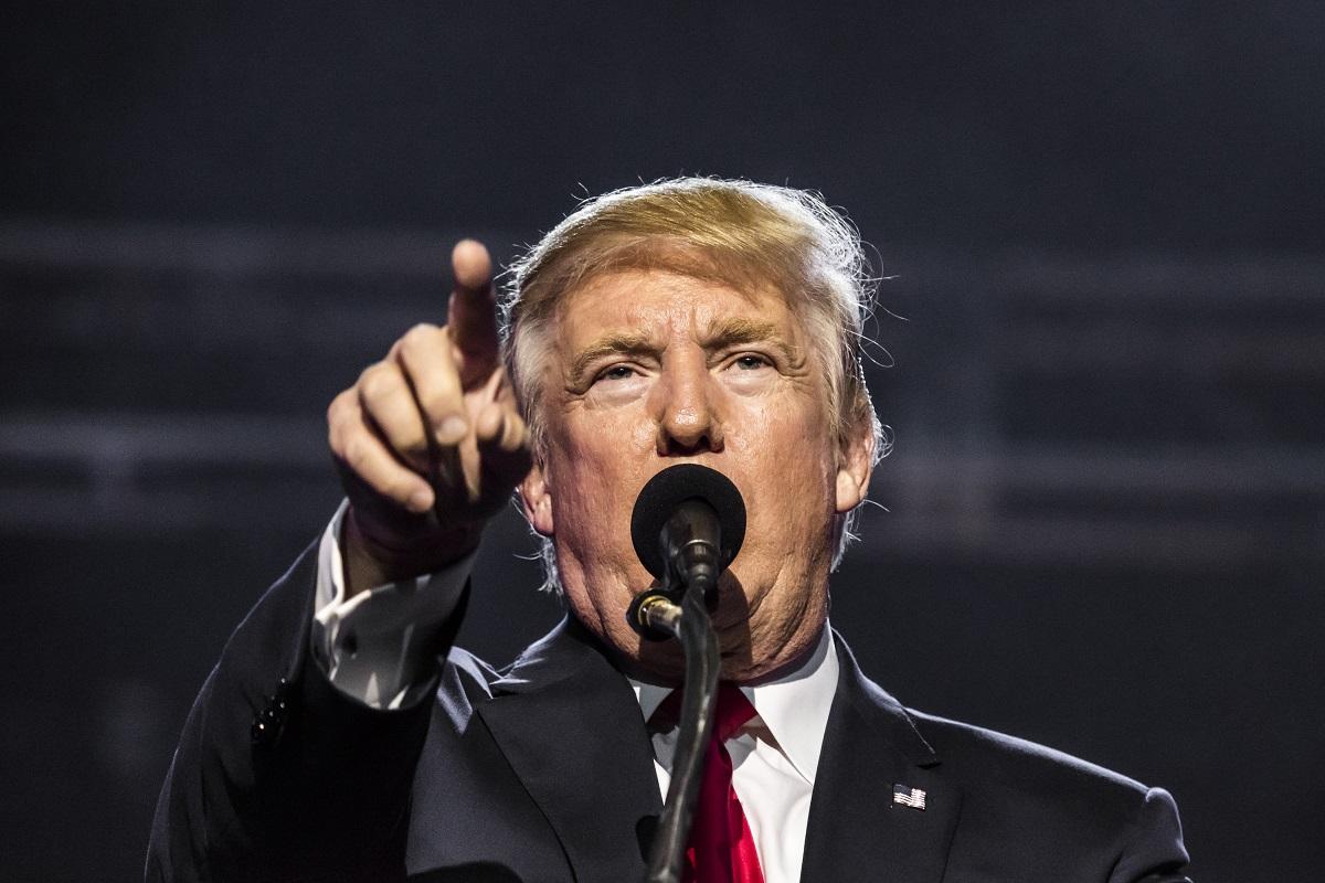 Facebook suspendă activitatea lui Donald Trump până în 2023 Donal Trump la tribună