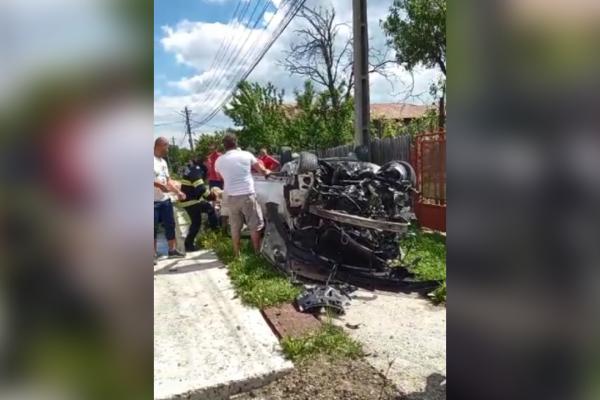 Accident înfiorător în Prahova, pe DN1A. Bărbat mort pe loc şi o femeie rănită, după ce s-au răsturnat cu maşina