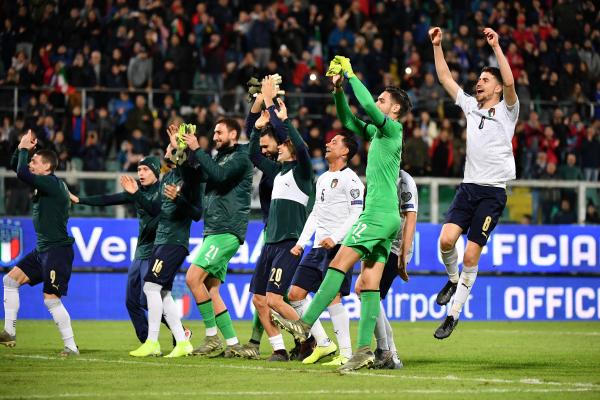 Jucătorii Italiei sărbătoresc calificarea la turneul final al EURO 2020, după victoria cu Armenia