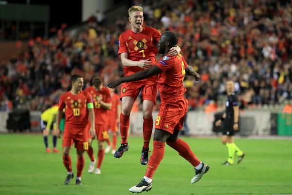 Eden Hazard îi privește pe Lukaku și De Bruyne bucurându-se după marcarea unui gol