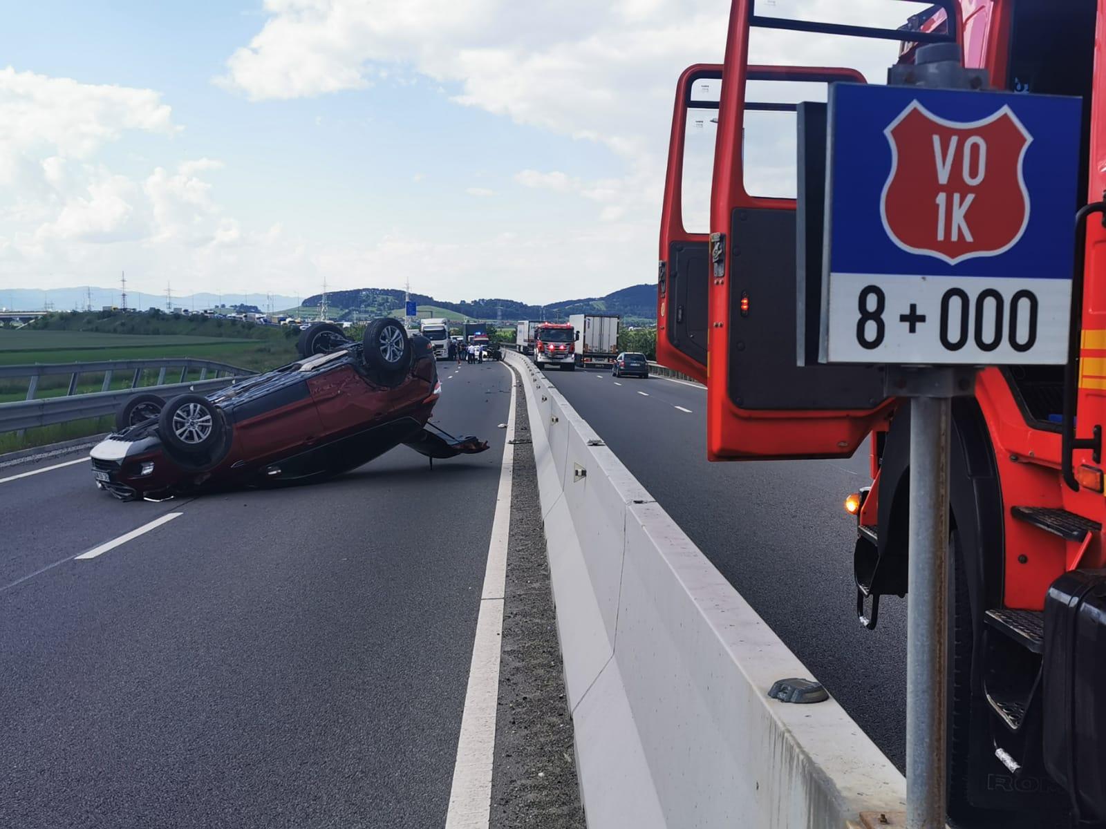 VIDEO Accident spectaculos pe centura Braşovului. O maşină a rulat 150 de metri pe plafon: traficul este blocat