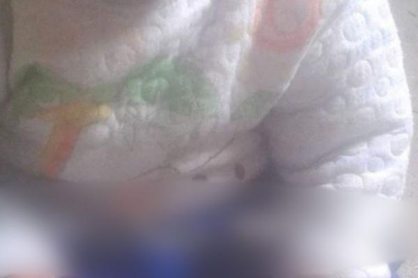 Poliția s-a autosesizat după apariția unor poze cu un copil încătușat de vrânceanul acuzat că și-a ucis iubita gravidă
