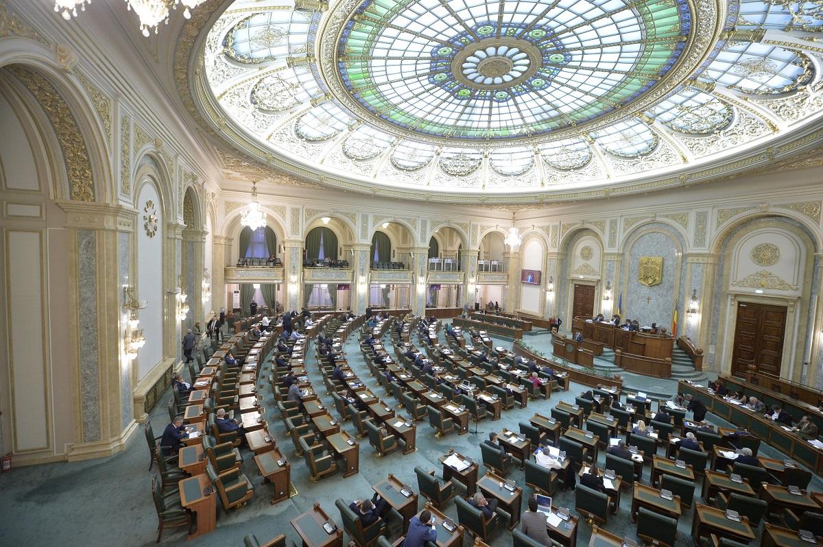 Parlamentarii s-au reunit in plenul Senatului Romaniei